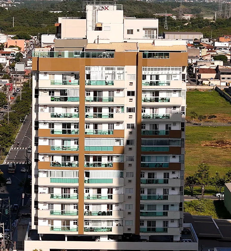 Levantamento frontal por drone de edifício residencial