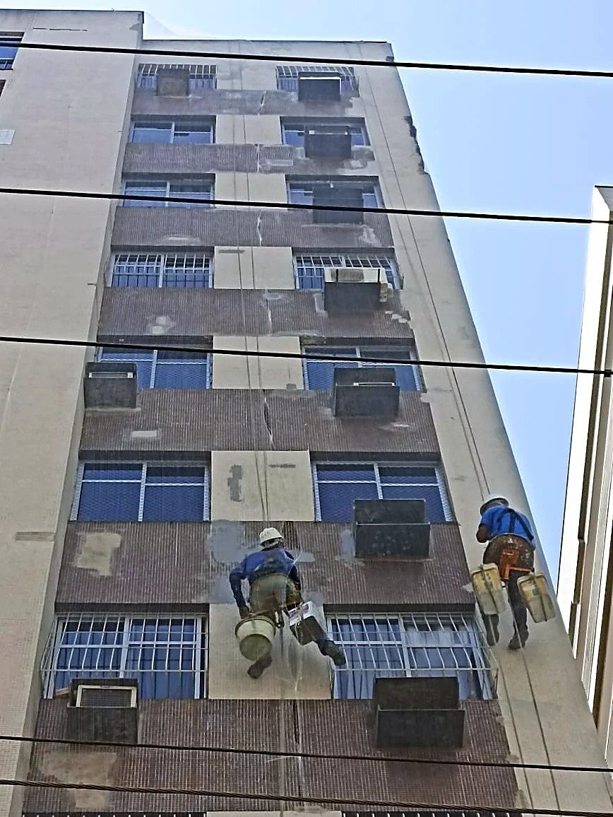 Tratamento de trincas com acesso por corda