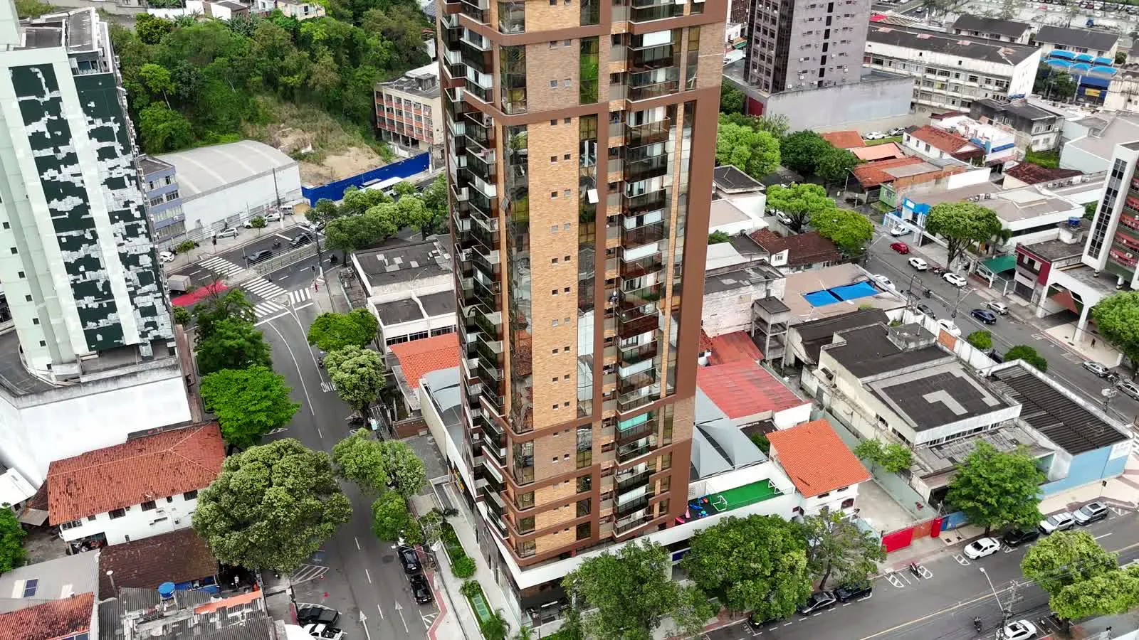 Vista aérea por drone de edifício residencial na Grande Vitória